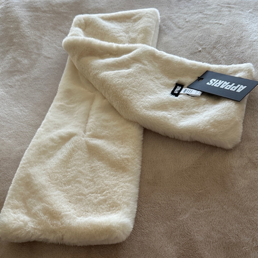 APPARIS Cream Faux Fur Scarf with Pull Through Slit. BNWT